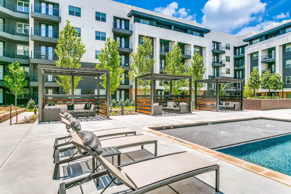 Crown I pool seating
