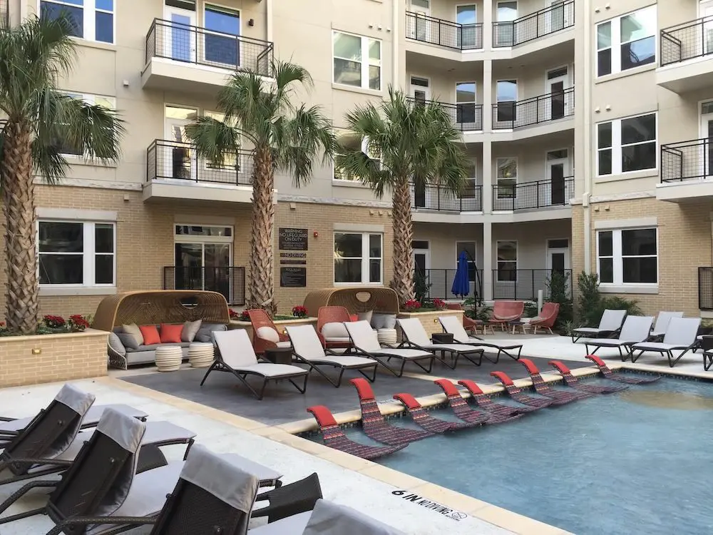 Post Galleria pool